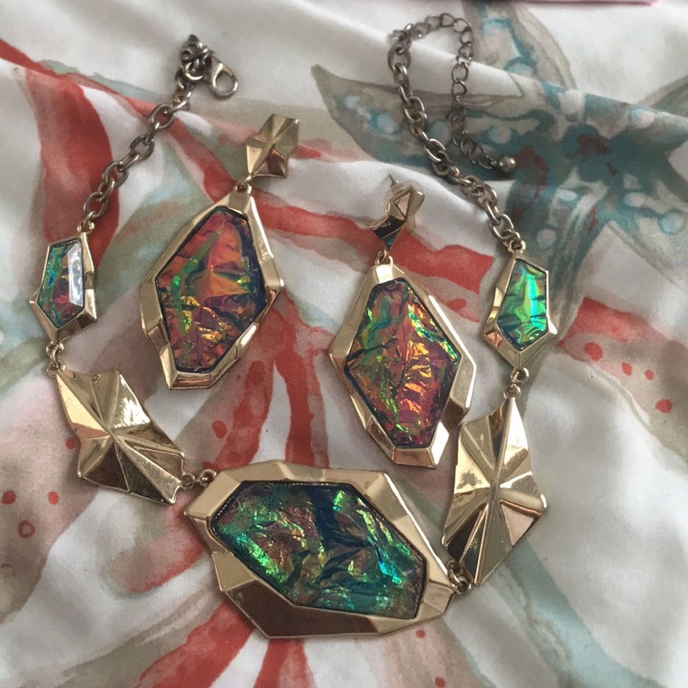 Necklace & earring set.